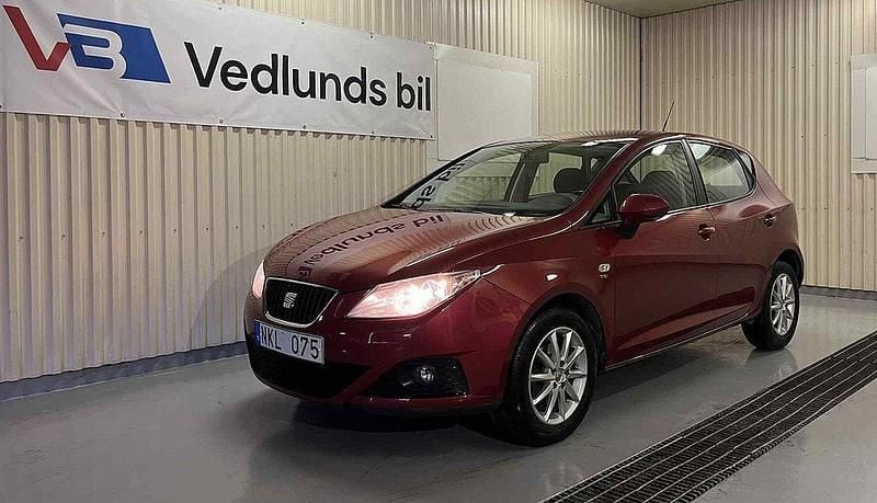 Röd Begagnad 2011 Seat Ibiza Style Halvkombi | 59 900 kr (Marknadspris) - Bild 1/4