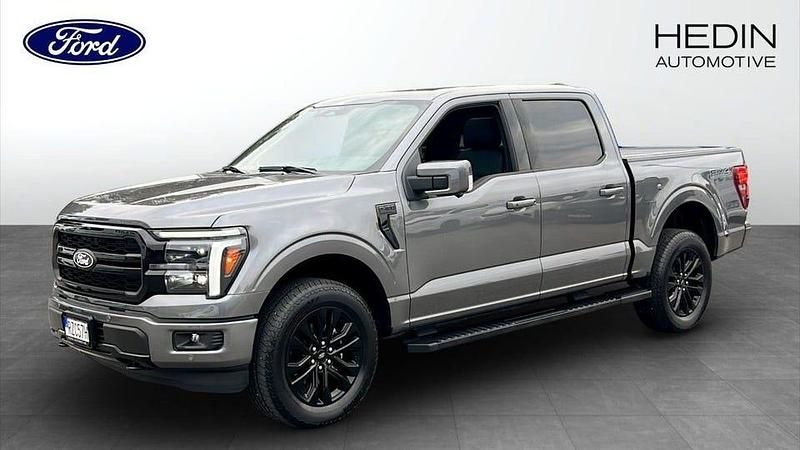 Grå (grey) Ny 2025 Ford F-150 Lariat Pickup | 1 051 440 kr (Marknadspris) - Bild 1/4