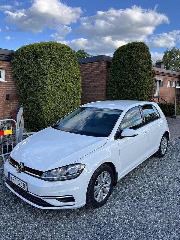 Vit Begagnad 2018 VW Golf VII S Halvkombi | 99 000 kr (Marknadspris) - Bild 1/4