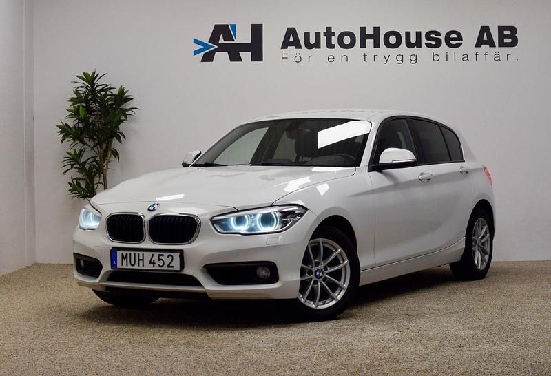 Vit Begagnad 2015 BMW 118 Advantage Halvkombi | 129 000 kr (Marknadspris) - Bild 1/4