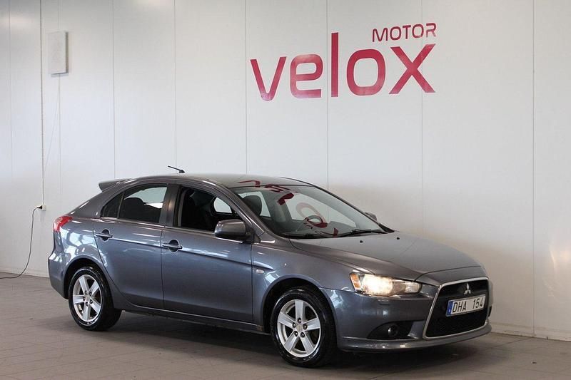 Mörkgrå Begagnad 2010 Mitsubishi Lancer Sportback Halvkombi | 59 900 kr (Marknadspris) - Bild 1/4