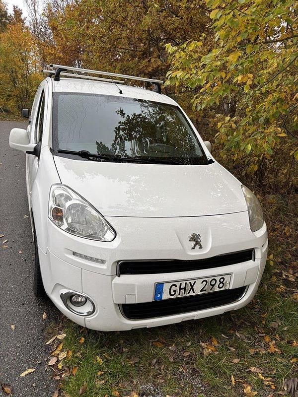 Vit Begagnad 2014 Peugeot Partner Minibuss | 46 000 kr (Marknadspris) - Bild 1/4