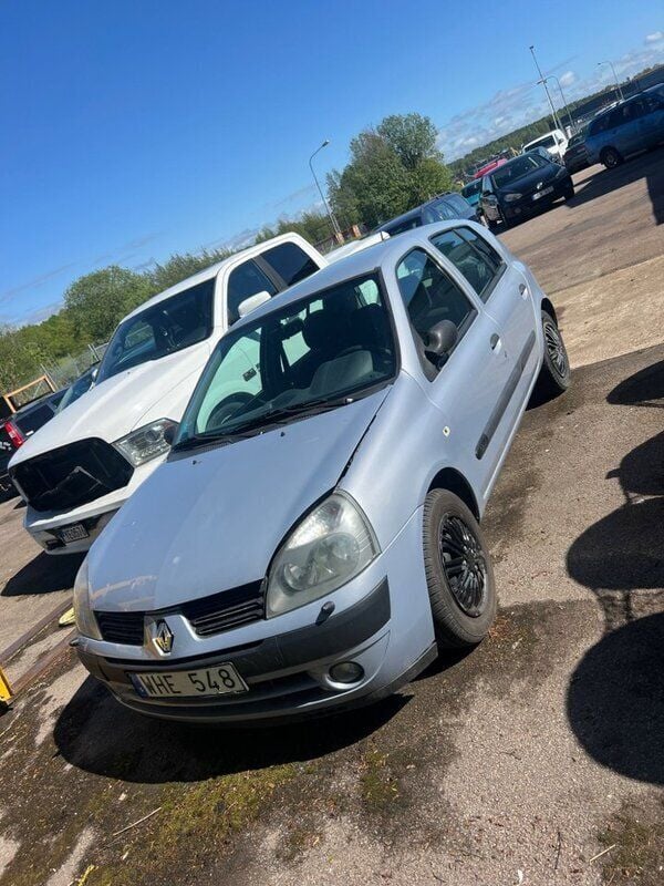 Grå Begagnad 2004 Renault Clio R.S. Halvkombi | 8 900 kr (Superpris) - Bild 1/4