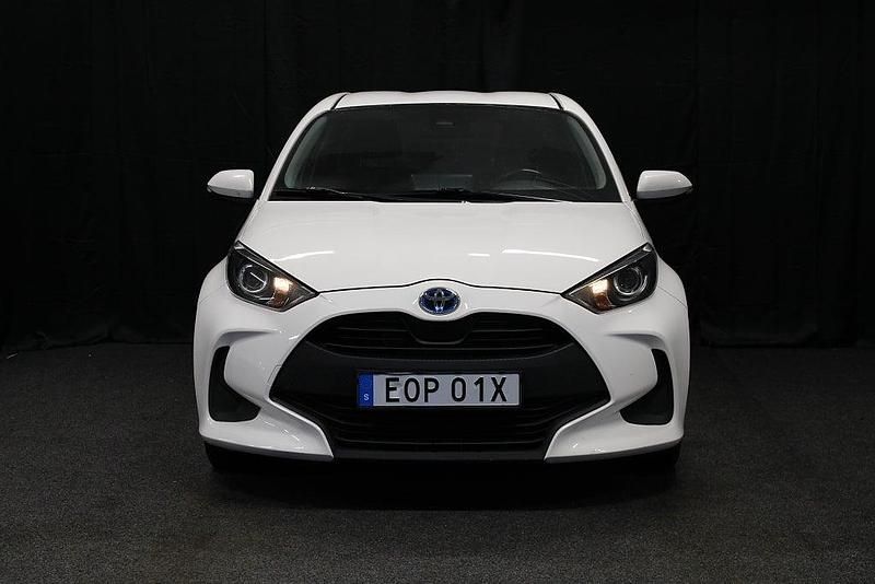 Begagnad Toyota Yaris Hybrid 116 HK (85 kW) 2021 Vit Halvkombi