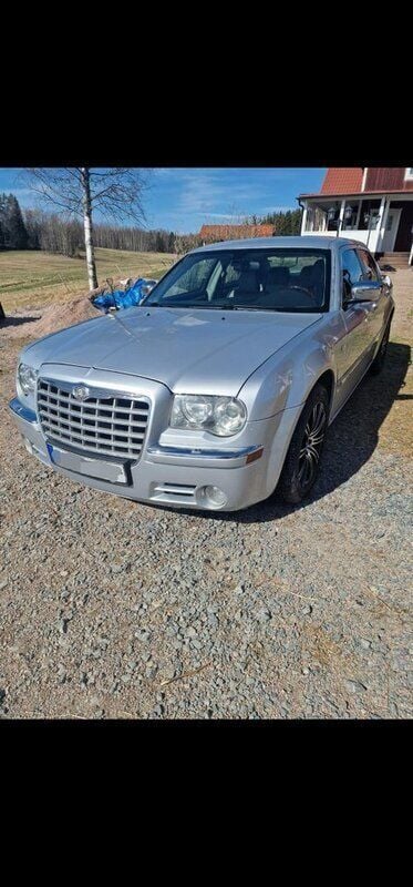 Silver Begagnad 2005 Chrysler 300C Sedan | 40 000 kr (Marknadspris) - Bild 1/4