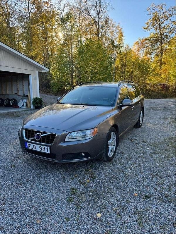 Grå Begagnad 2010 Volvo V70 Momentum Kombi | 60 000 kr (Superpris) - Bild 1/4
