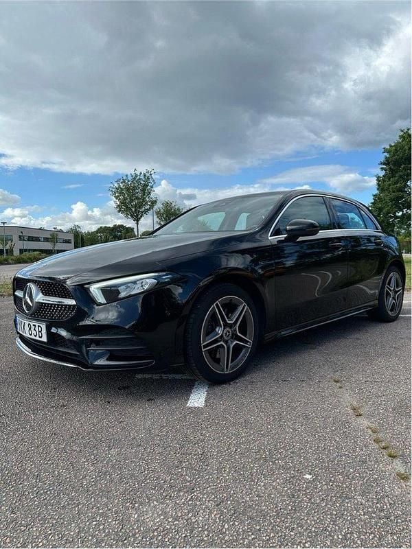 Svart Begagnad 2021 Mercedes A250 AMG Halvkombi | 270 000 kr (Bra pris) - Bild 1/4