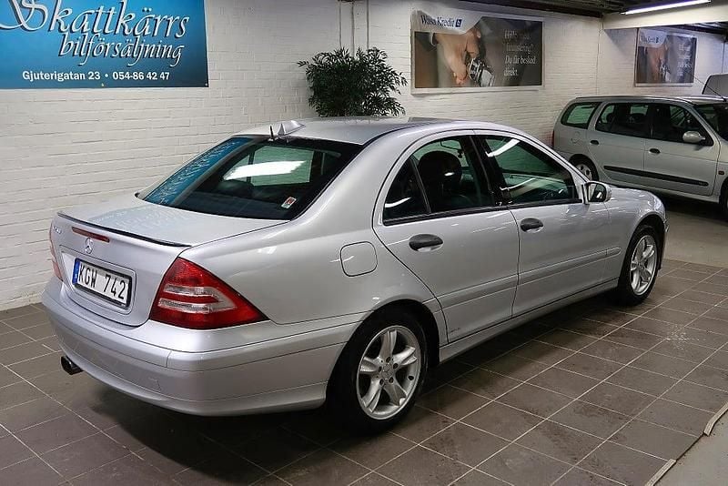 Begagnad Mercedes C200 Classic 163 HK (119 kW) 2006 Silver Sedan