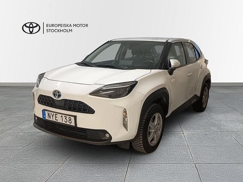 Vit Begagnad 2022 Toyota Yaris Cross Active SUV | 244 900 kr (Marknadspris) - Bild 1/3