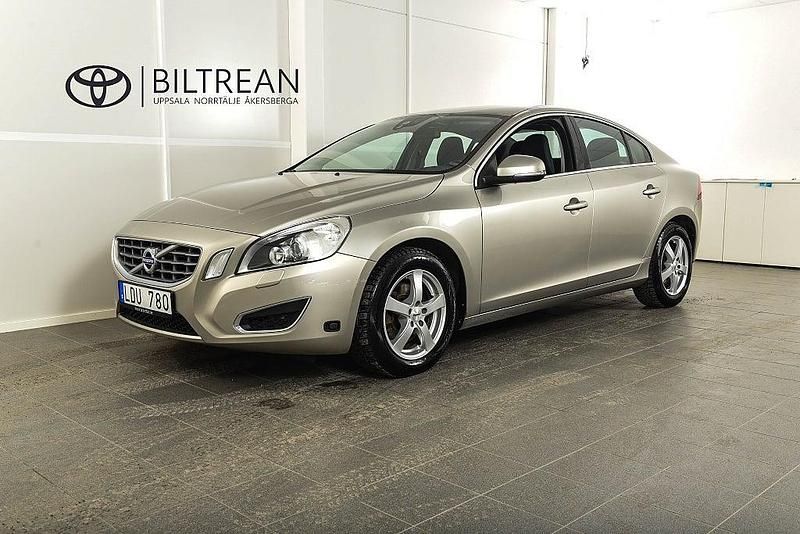 Brun metallic Begagnad 2011 Volvo S60 Momentum Sedan | 99 900 kr (Bra pris) - Bild 1/4