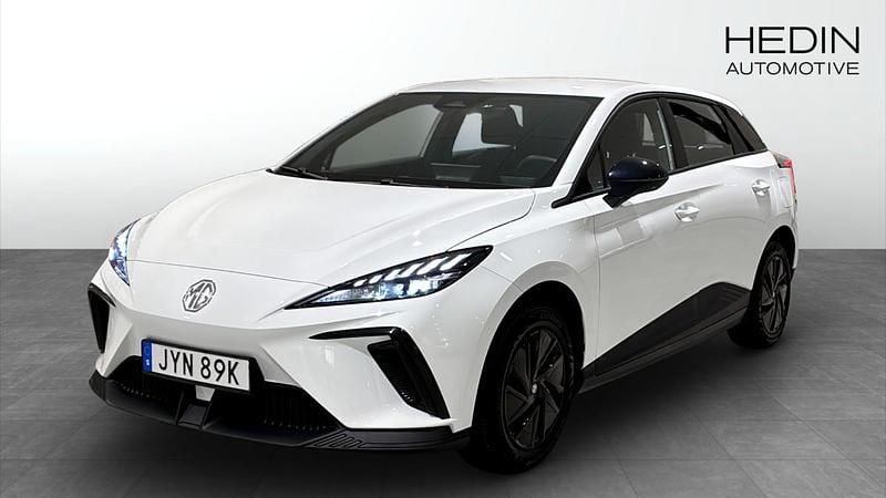 Vit (white) Begagnad 2023 MG MG4 EV Halvkombi | 249 900 kr - Bild 1/4