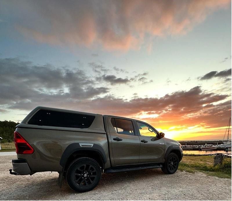 Grön Begagnad 2021 Toyota HiLux Pickup | 530 000 kr (Marknadspris) - Bild 1/4