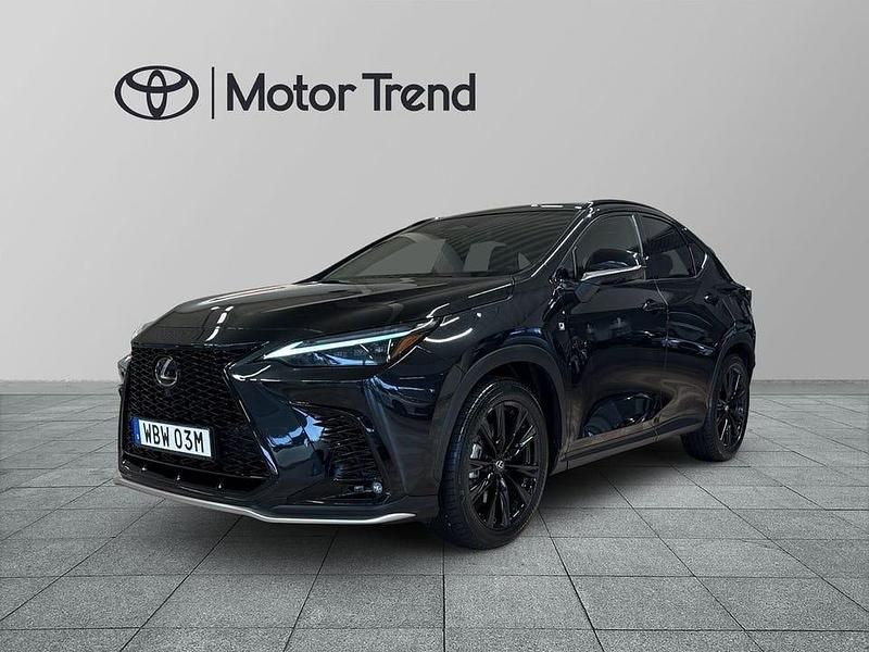 Svart Begagnad 2025 Lexus NX450h+ Sport Line SUV | 629 000 kr (Bra pris) - Bild 1/4