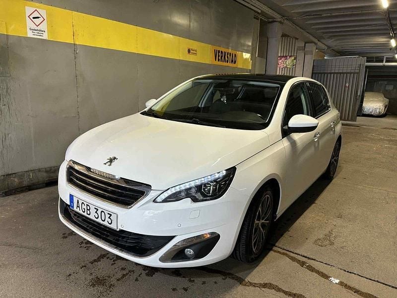 Vit Begagnad 2015 Peugeot 308 Allure Halvkombi | 128 000 kr - Bild 1/4