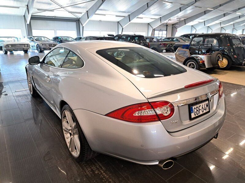 Begagnad Jaguar XK 385 HK (283 kW) 2010 Grå Sportkupé