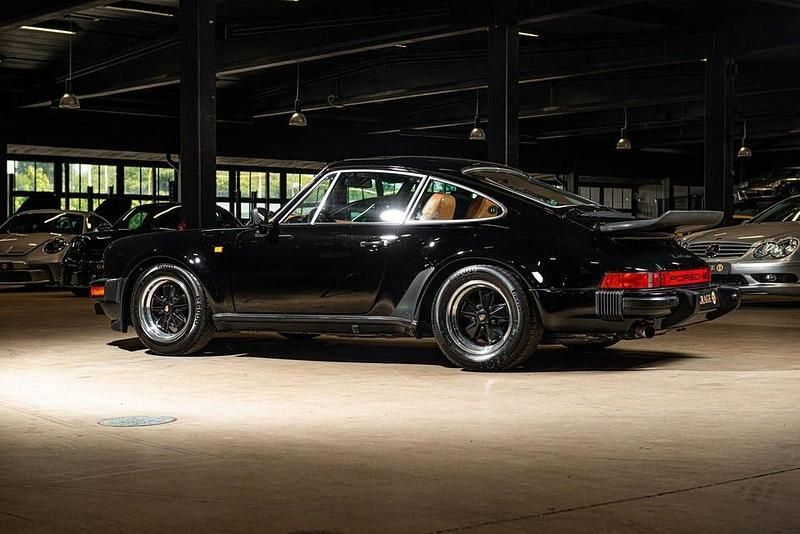 Begagnad Porsche 911 Carrera 245 HK (180 kW) 1976 Svart Sportkupé