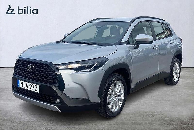 Silver Begagnad 2025 Toyota Corolla Cross Active SUV | 369 900 kr (Marknadspris) - Bild 1/4