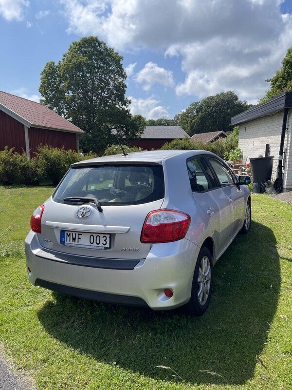 Silver Begagnad 2012 Toyota Auris Plus Halvkombi | 70 000 kr (Marknadspris) - Bild 1/4