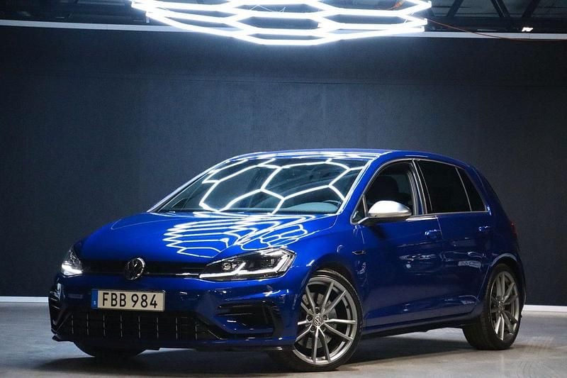 Blå Begagnad 2018 VW Golf VII R Halvkombi | 289 800 kr (Dyr) - Bild 1/4