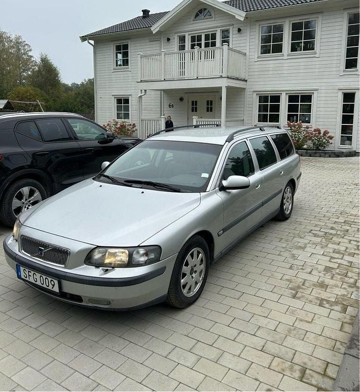 Grå Begagnad 2001 Volvo V70 Business Edition Kombi | 14 500 kr (Marknadspris) - Bild 1/4