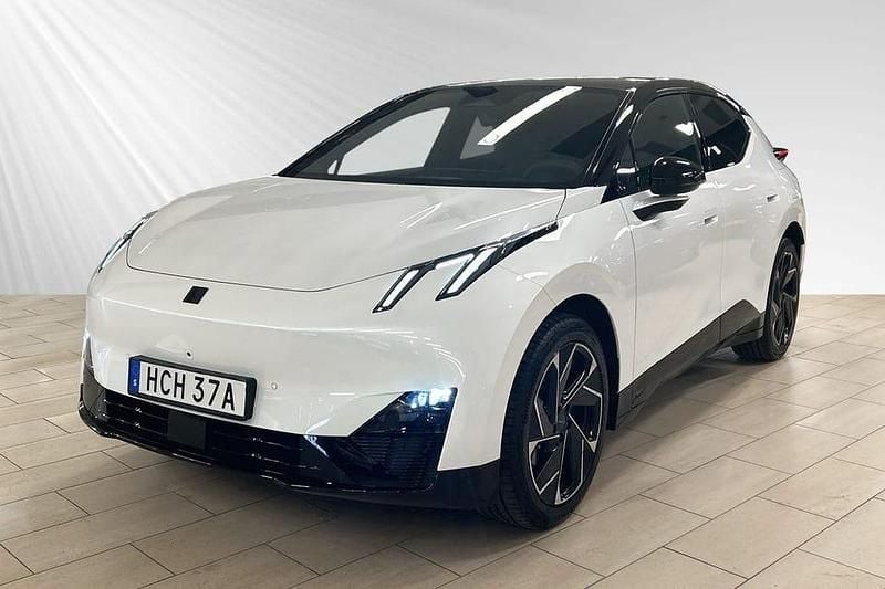 Vit Begagnad 2024 Lynk & Co 02 SUV | 399 900 kr (Marknadspris) - Bild 1/4