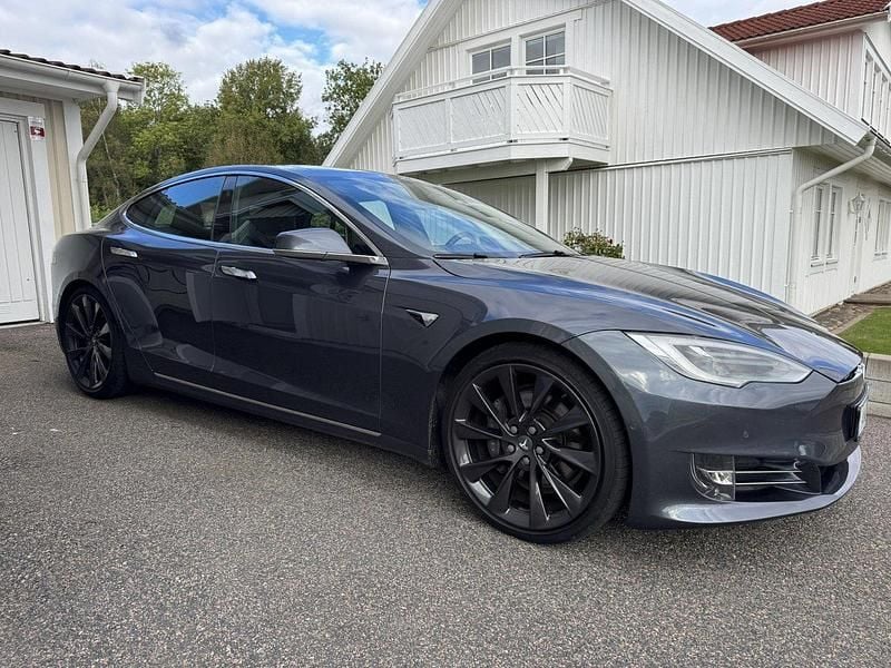 Grå Begagnad 2018 Tesla Model S Sedan | 289 000 kr (Marknadspris) - Bild 1/4