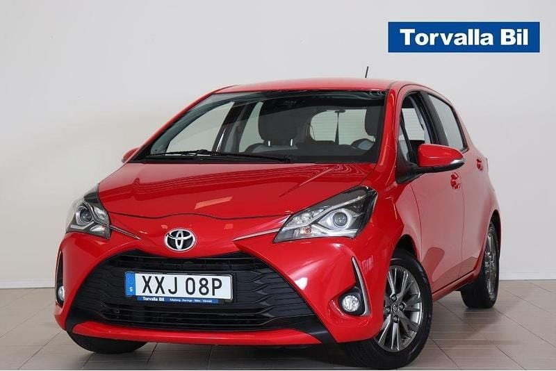 Röd Begagnad 2019 Toyota Yaris Active Halvkombi | 159 900 kr (Marknadspris) - Bild 1/4
