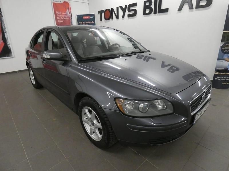 Grå Begagnad 2007 Volvo S40 Kinetic Sedan | 29 900 kr (Marknadspris) - Bild 1/4