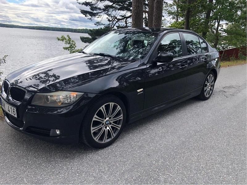 Svart Begagnad 2010 BMW 320 Comfort Edition Sedan | 85 000 kr (Marknadspris) - Bild 1/4