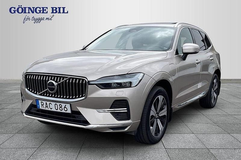 Ljusgrå Begagnad 2024 Volvo XC60 Plus SUV | 549 000 kr (Marknadspris) - Bild 1/3
