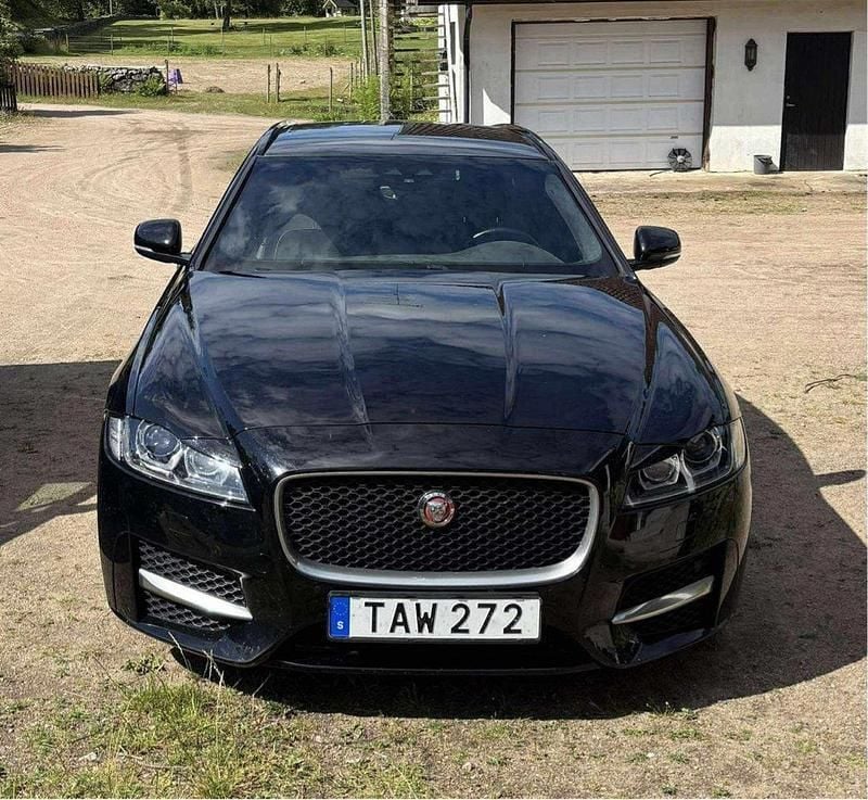 Svart Begagnad 2019 Jaguar XF Sportbrake R-Sport Kombi | 255 000 kr (Marknadspris) - Bild 1/4