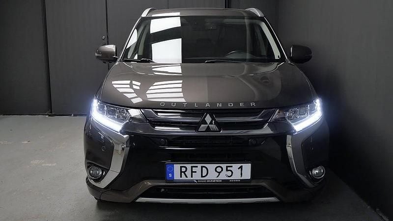 Begagnad Mitsubishi Outlander P-HEV 121 HK (88 kW) 2016 Brun SUV