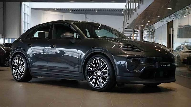 Grå Begagnad 2025 Porsche Macan 4 Electric SUV | 859 000 kr - Bild 1/1