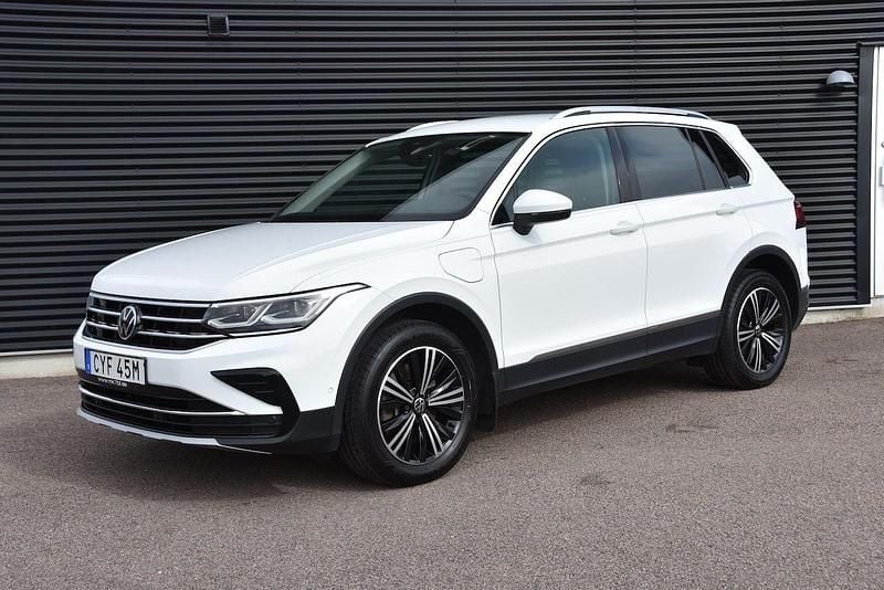 Vit Begagnad 2022 VW Tiguan Elegance SUV | 299 900 kr (Bra pris) - Bild 1/4