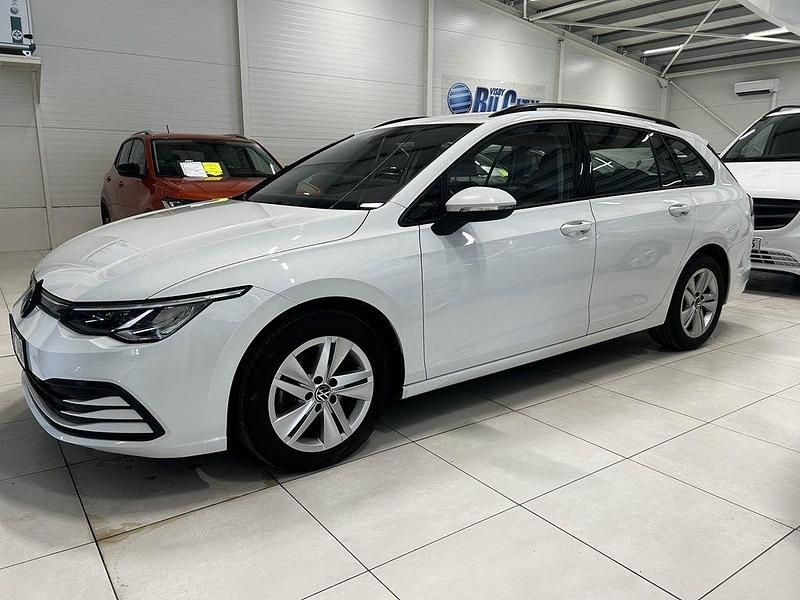 Vit Begagnad 2021 VW Golf VIII Life Kombi | 239 900 kr (Marknadspris) - Bild 1/4