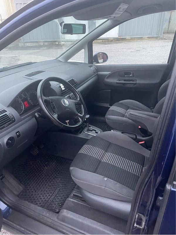 Begagnad VW Sharan 150 HK (110 kW) 2010 Blå Minibuss