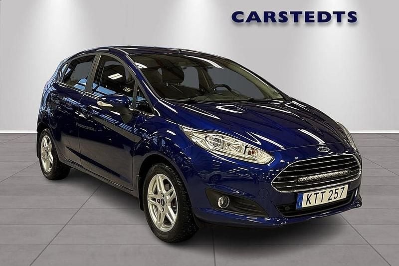 Blå Begagnad 2016 Ford Fiesta Titanium Halvkombi | 94 900 kr (Marknadspris) - Bild 1/4