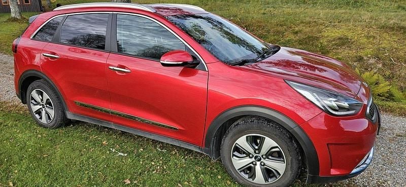 Röd Begagnad 2019 Kia Niro Advance SUV | 160 000 kr (Bra pris) - Bild 1/4