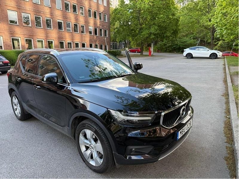 Svart Begagnad 2022 Volvo XC40 Momentum SUV | 325 000 kr (Marknadspris) - Bild 1/4