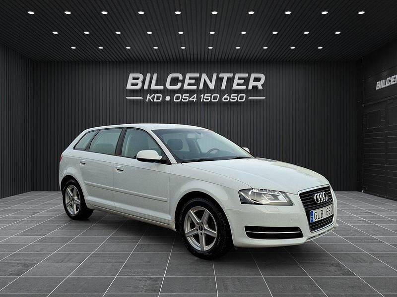Vit Begagnad 2011 Audi A3 Sportback Attraction Halvkombi | 49 900 kr (Marknadspris) - Bild 1/4