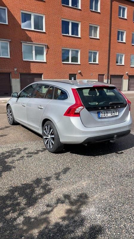 Grå Begagnad 2012 Volvo V60 Momentum Kombi | 48 000 kr (Marknadspris) - Bild 1/4
