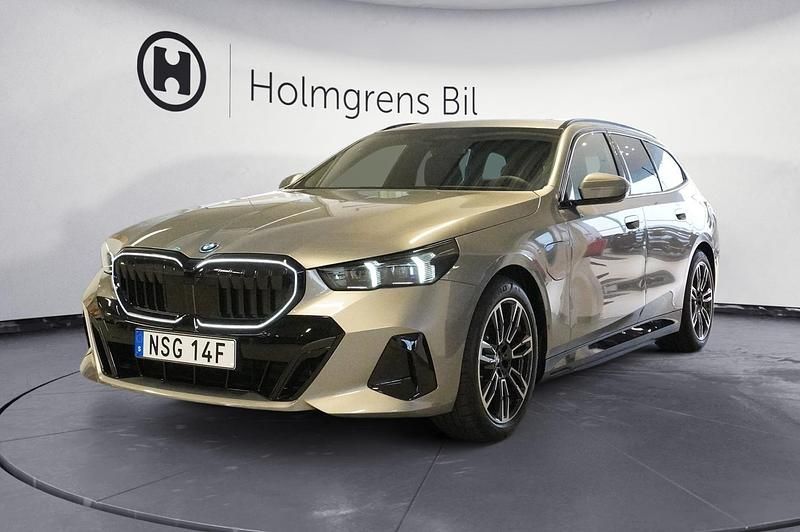 Grå Begagnad 2026 BMW 530e Shadowline Kombi | 779 800 kr - Bild 1/4