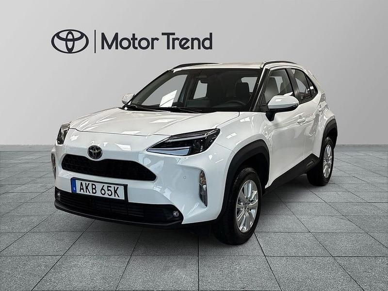Vit Begagnad 2024 Toyota Yaris Cross Active SUV | 289 900 kr (Marknadspris) - Bild 1/3