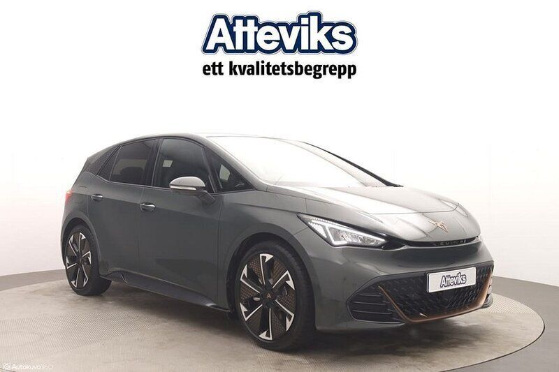 Mörkgrön Ny 2024 Cupra Born e-Boost Halvkombi | 591 900 kr - Bild 1/4