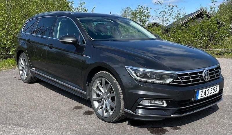 Grå Begagnad 2018 VW Passat R-line Kombi | 189 000 kr (Marknadspris) - Bild 1/4