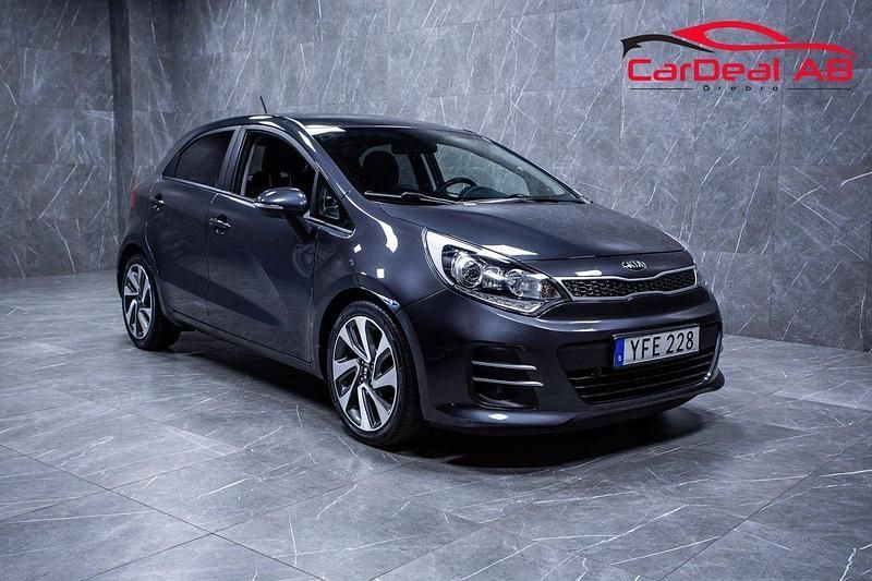 Grå Begagnad 2016 Kia Rio Halvkombi | 99 800 kr (Marknadspris) - Bild 1/4