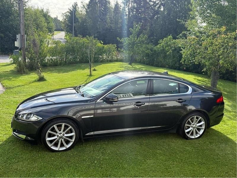 Grå Begagnad 2013 Jaguar XF Sedan | 99 500 kr (Superpris) - Bild 1/4