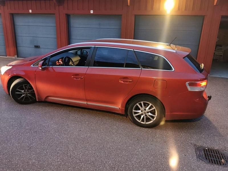 Röd Begagnad 2011 Toyota Avensis Business Edition Kombi | 71 000 kr (Bra pris) - Bild 1/4
