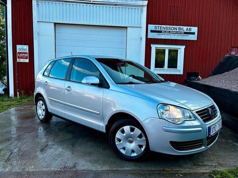 Silver Begagnad 2005 VW Polo Comfortline Halvkombi | 34 500 kr (Marknadspris) - Bild 1/4