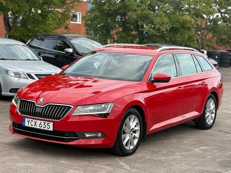 Röd Begagnad 2016 Skoda Superb Style Kombi | 134 500 kr (Marknadspris) - Bild 1/4